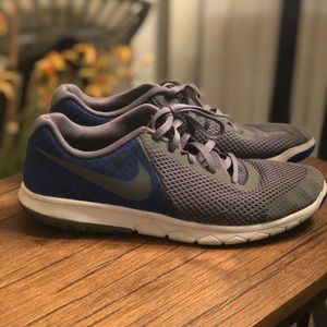 Youth 6/  Ladies 8.. Nike Run shoes!